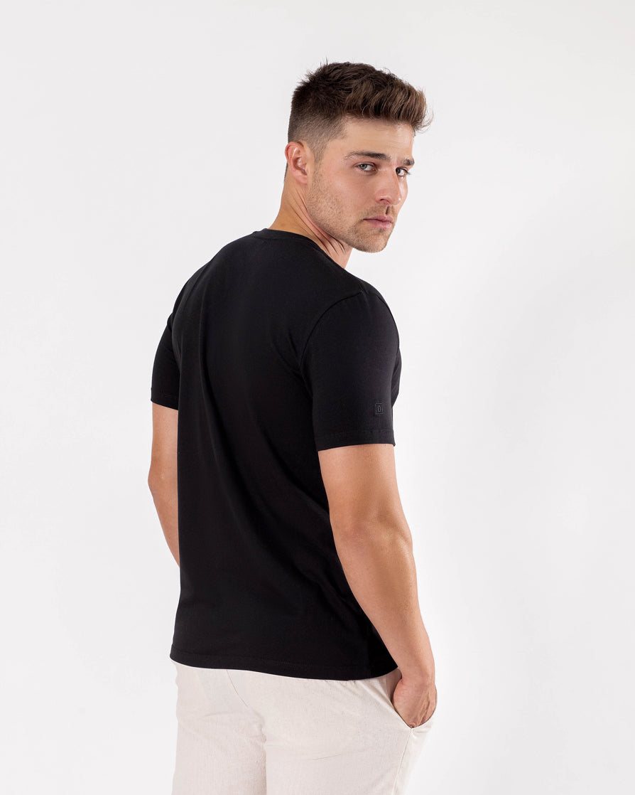Camiseta em Algodão Pima Gola C - Preta